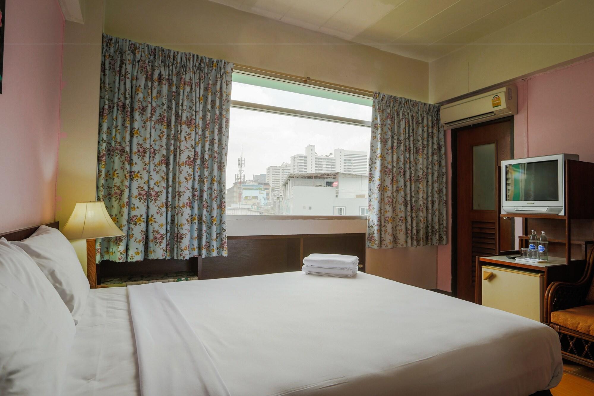 Ruamchitt Travelodge Bangkok Exterior photo